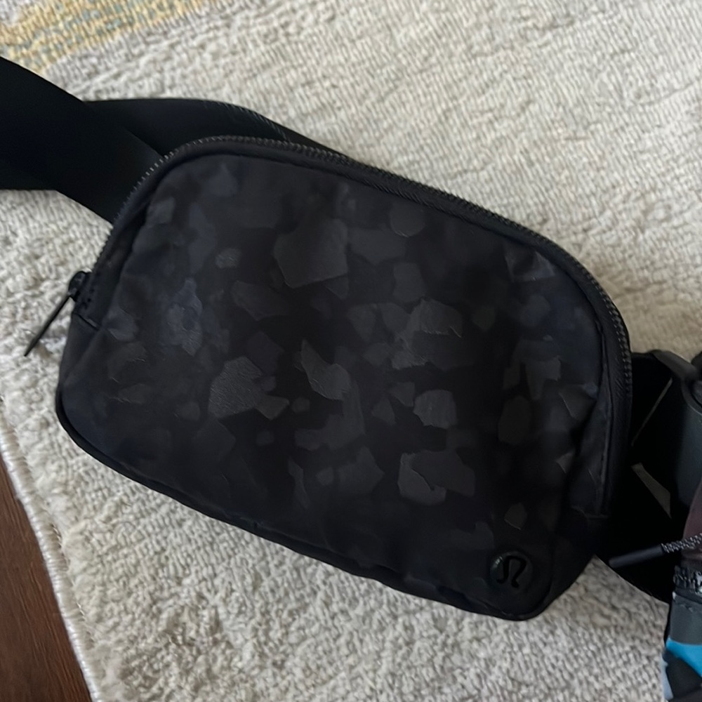 Lululemon black camo jacquard belt bag
